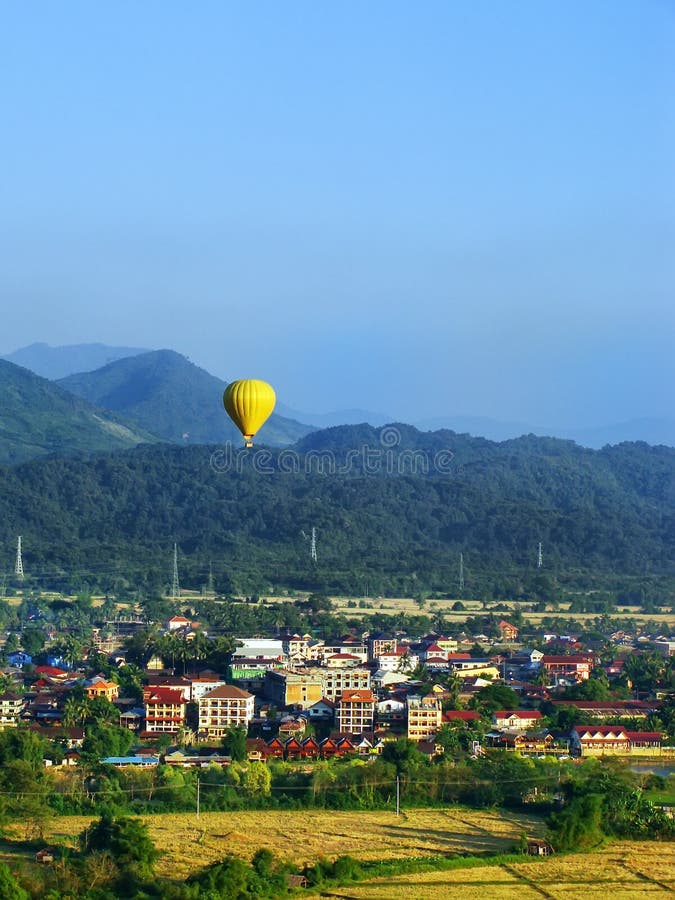 Hete luchtballon die boven de stad van Vang Vieng, Vientiane-Provincie vliegen royalty-vrije stock afbeelding Hete luchtballon die boven de stad van Vang Vieng, Vientiane-Provincie vliegen royalty-vrije stock afbeelding