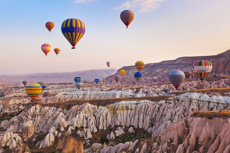 Hete luchtballon die over Cappadocia Turkije vliegt