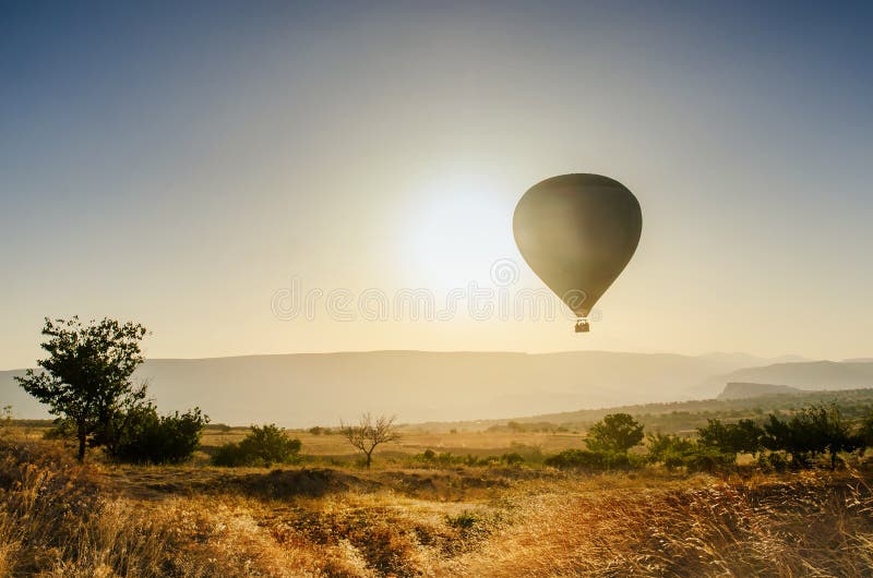 Hete luchtballon die over rotslandschap in Cappadocia Turkije vliegen royalty-vrije stock foto's Hete luchtballon die over rotslandschap in Cappadocia Turkije vliegen royalty-vrije stock foto's