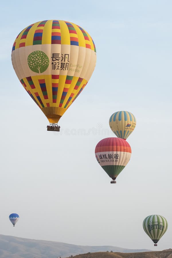 Hete Luchtballons die tijdens zonsopgang in Cappadocia, Turkije vliegen stock foto's Hete Luchtballons die tijdens zonsopgang in Cappadocia, Turkije vliegen stock foto's