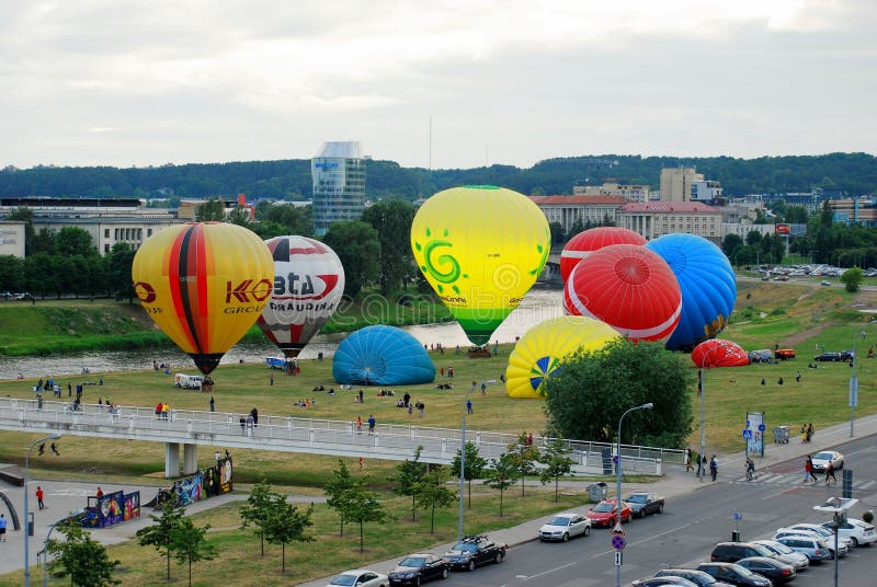 Hete luchtballons in het Vilnius-stadscentrum stock afbeelding Hete luchtballons in het Vilnius-stadscentrum stock afbeelding