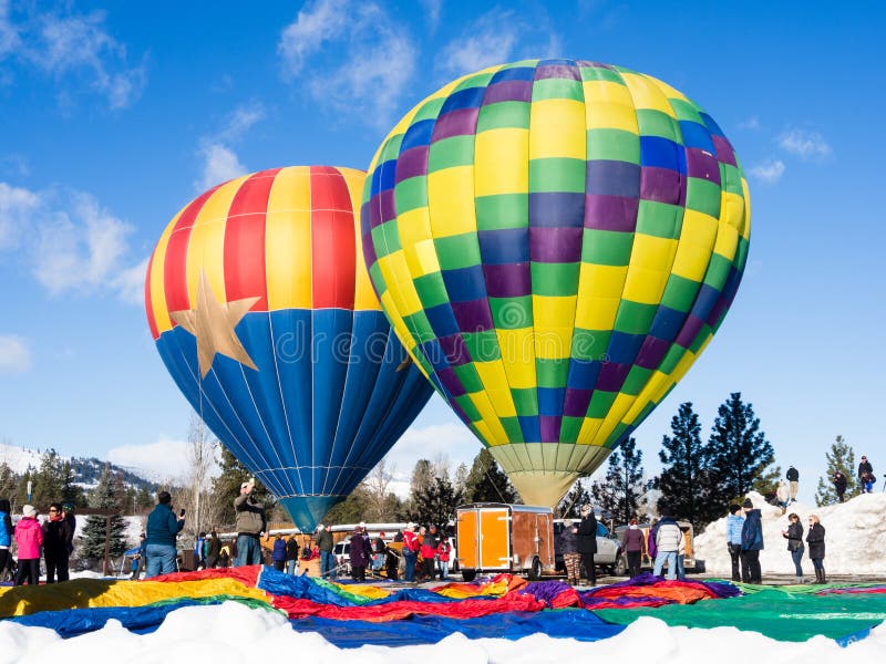 Hete luchtballons ter plaatse klaar op te stijgen stock foto Hete luchtballons ter plaatse klaar op te stijgen stock foto