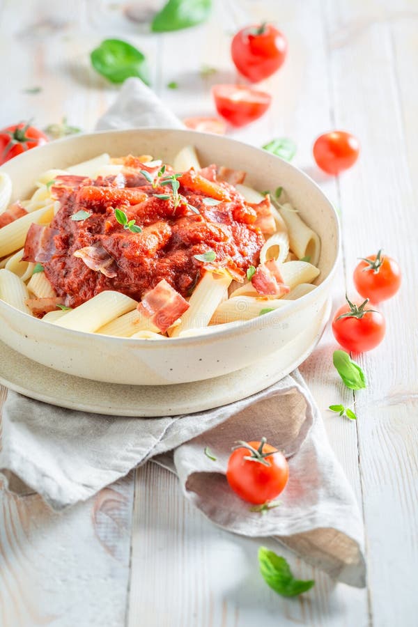 Hete penne bolognese met bacon en kruiden stock afbeelding Hete penne bolognese met bacon en kruiden stock afbeelding
