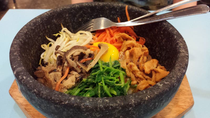 Bibimbap met hete stenen stock afbeeldingen