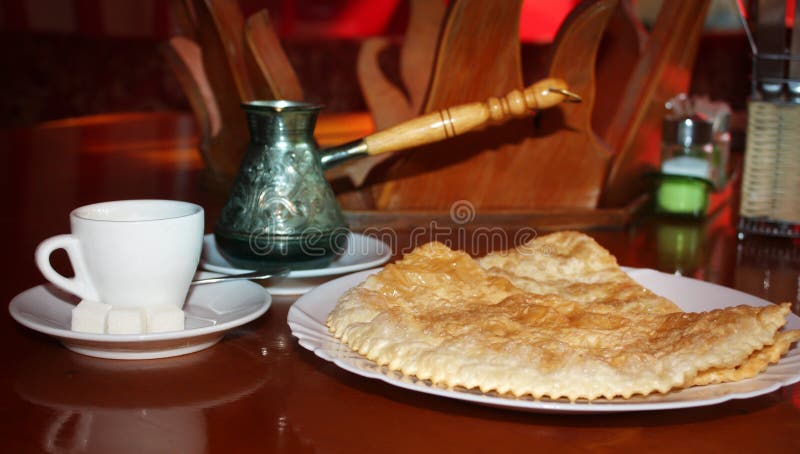 Hete Turkse koffie met verse nationale traditionele pasteien stock foto's Hete Turkse koffie met verse nationale traditionele pasteien stock foto's