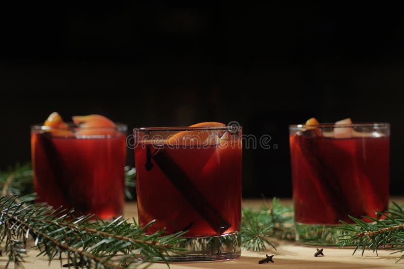 Hete wijndrank Warme Kerstmiswijn Overwogen wijn met sinaasappelen royalty-vrije stock foto's Hete wijndrank Warme Kerstmiswijn Overwogen wijn met sinaasappelen royalty-vrije stock foto's