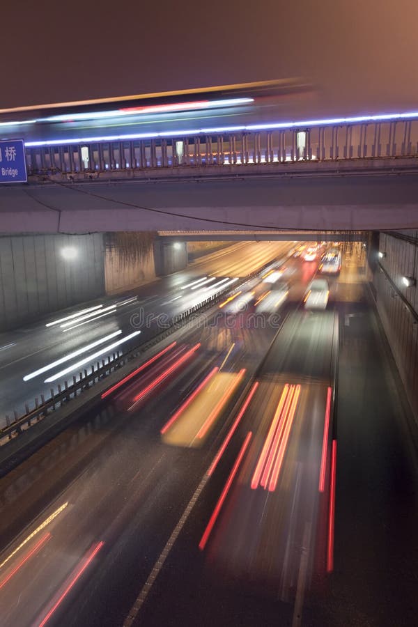 Hetzender Verkehr nachts in einem Tunnel in Peking lizenzfreie stockfotos Hetzender Verkehr nachts in einem Tunnel in Peking lizenzfreie stockfotos