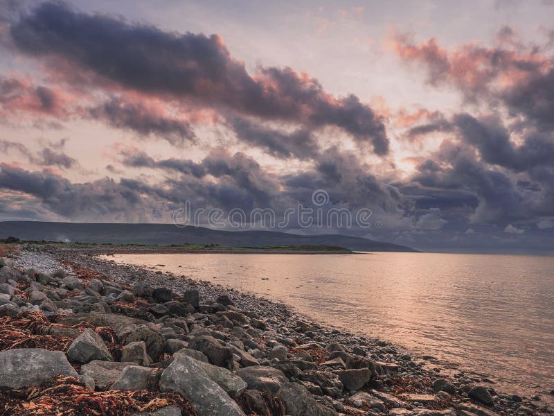 Heure bleue sur les montagnes et la baie de Galway, région de Burren, ciel couvert dramatique Océan Atlantique, Irlande photos stock Heure bleue sur les montagnes et la baie de Galway, région de Burren, ciel couvert dramatique Océan Atlantique, Irlande photos stock