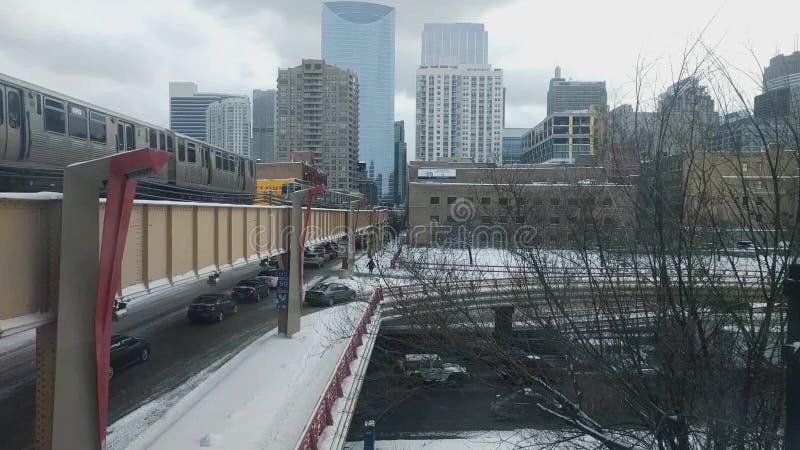 Heure de pointe d'hiver dans le voisinage occidental de boucle du ` s de Chicago banque de vidéos