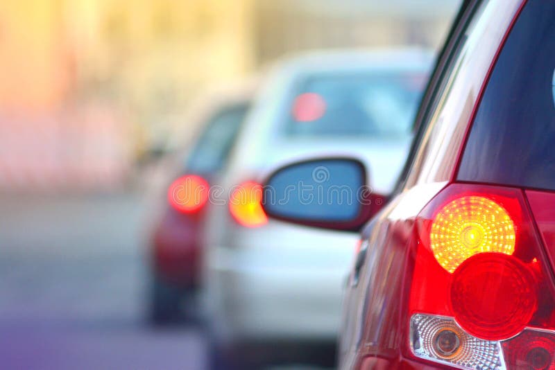 Heure de pointe Les feux de freinage d'automobile Embouteillage sur une rue de route