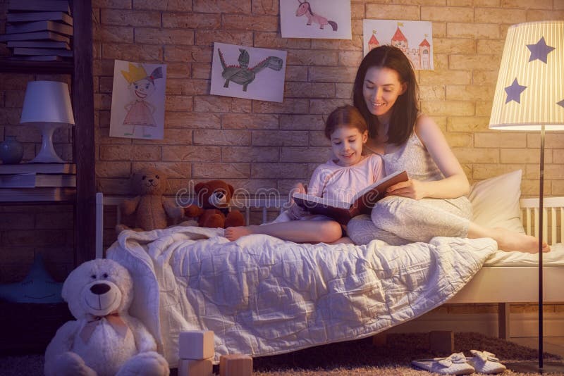 Heure du coucher de lecture de famille image libre de droits Heure du coucher de lecture de famille image libre de droits