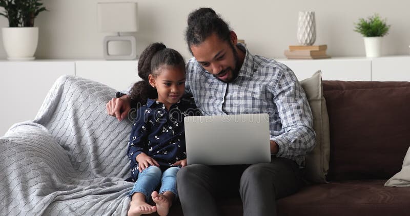 Heureux afro-américain père utilisant ordinateur avec fille. clips vidéos