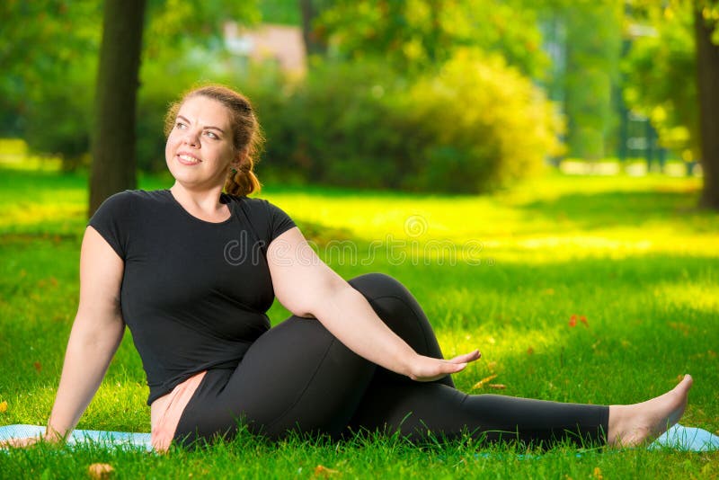 heureux au-dessus de la femme classée en parc faisant le yoga tôt le matin images stock heureux au-dessus de la femme classée en parc faisant le yoga tôt le matin images stock