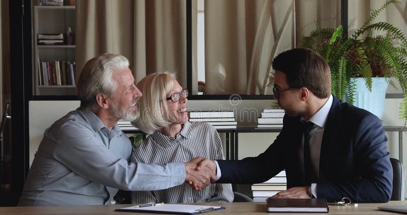 Heureux couple de famille d'âge mûr obtenir les clés de son propre appartement. banque de vidéos