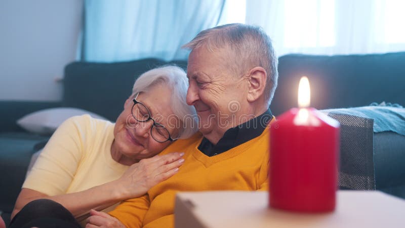 Heureux couple de retraités profitant de la journée de la saint-valentin avec des bougies. amour romance et rencontres à la vieill