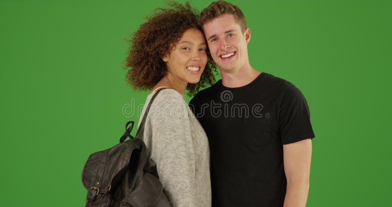Heureux couple du millénaire debout ensemble souriant à la caméra sur écran vert banque de vidéos