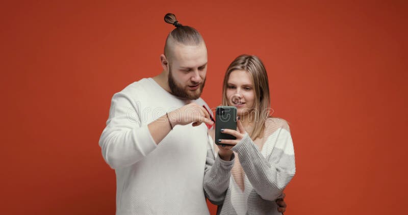 Heureux couple femme et homme acheter en ligne en utilisant smartphone et carte de crédit. banque de vidéos