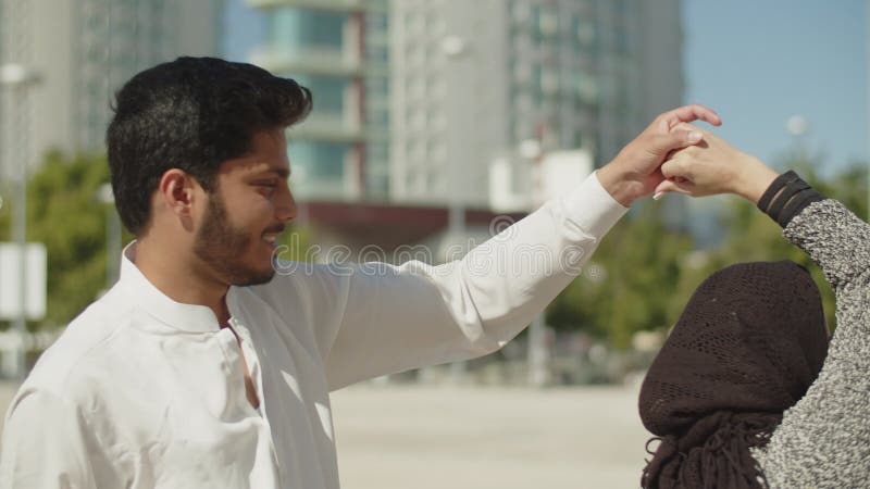Heureux couple musulman exécutant une danse traditionnelle en dehors. banque de vidéos