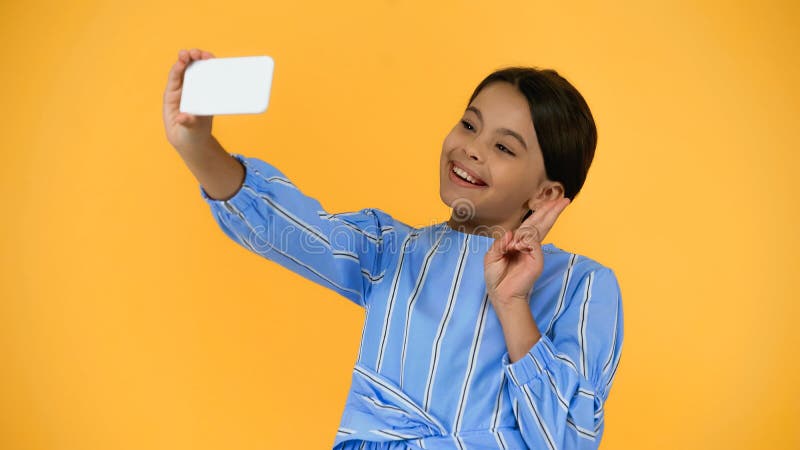 Heureux enfant préadolescent prenant selfie photographie stock