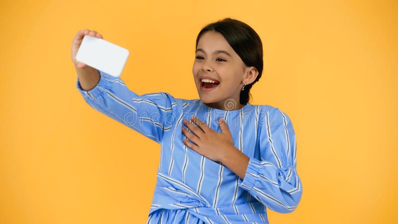 Heureux enfant préadolescent prenant selfie images libres de droits
