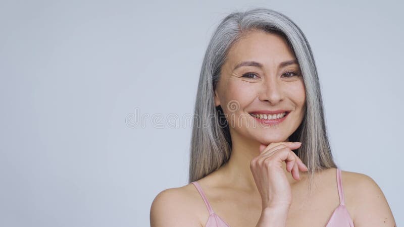 Heureux moyen âge mature asiatique femme portrait regardant flirt loin. banque de vidéos