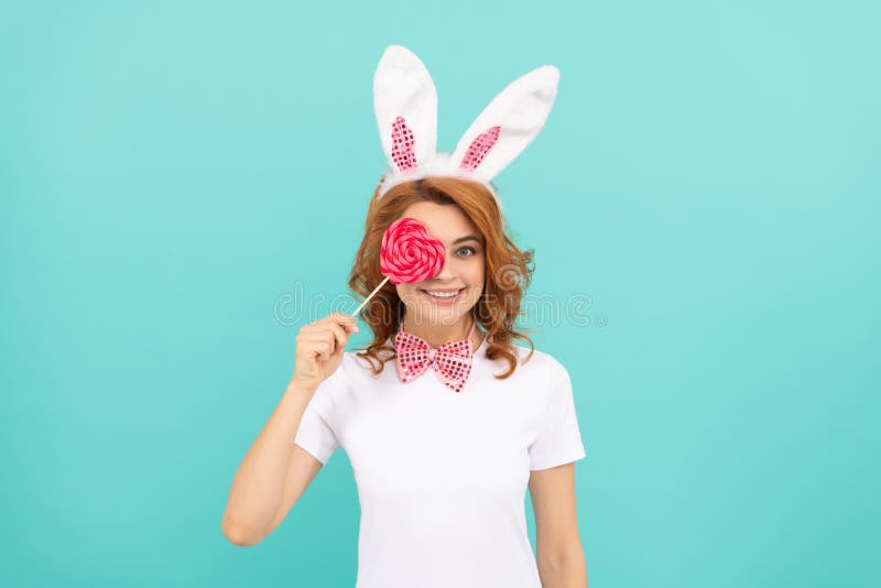 Heureux pâques fille porter des oreilles de lapin tenir coeur lollipop photos stock