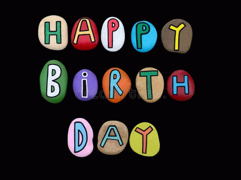 Heureux texte d'anniversaire composé de lettres en pierre multicolore sur fond noir illustration libre de droits