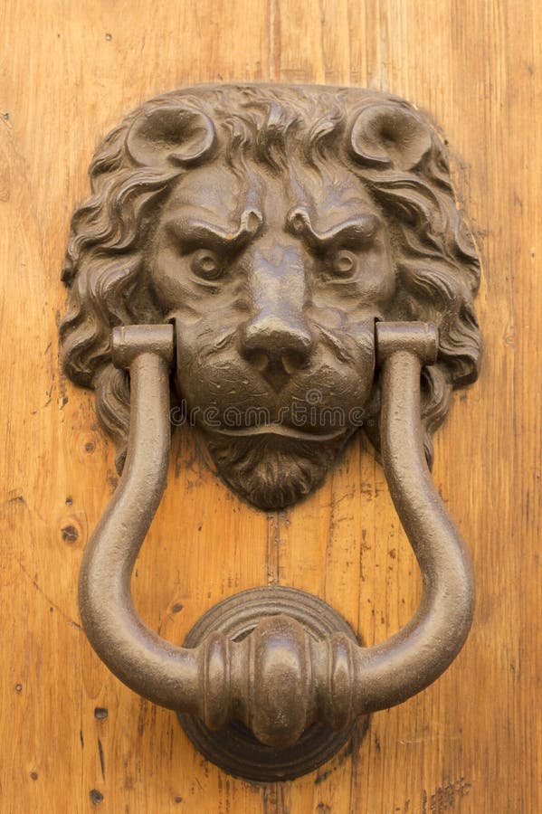 Heurtoir de lion de porte image stock Heurtoir de lion de porte image stock