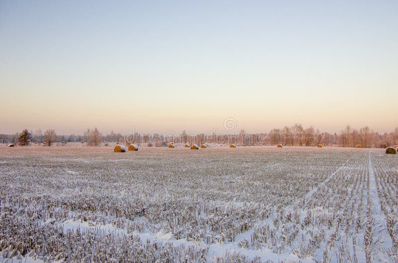 Heuschober auf dem gefrorenen Feld stockfotografie Heuschober auf dem gefrorenen Feld stockfotografie