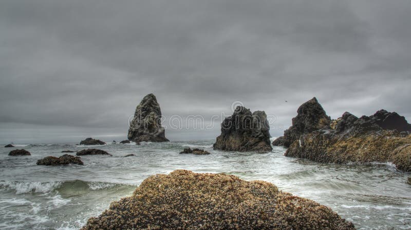 Heuschoberfelsformationen auf der Oregon-Küste stockfoto Heuschoberfelsformationen auf der Oregon-Küste stockfoto
