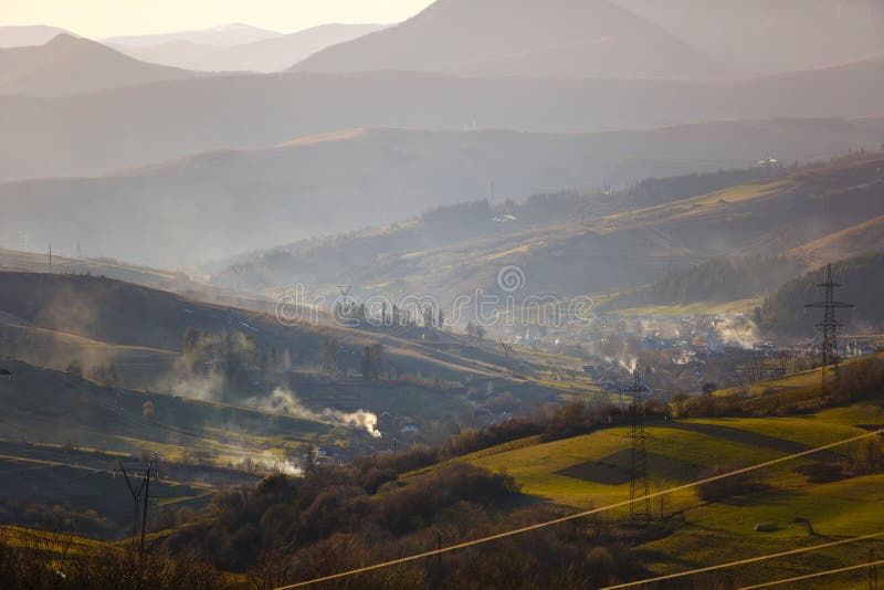 Heuvelhellingen rond klein dorp Het landschap van de lente Ochtendlandschap stock foto's Heuvelhellingen rond klein dorp Het landschap van de lente Ochtendlandschap stock foto's