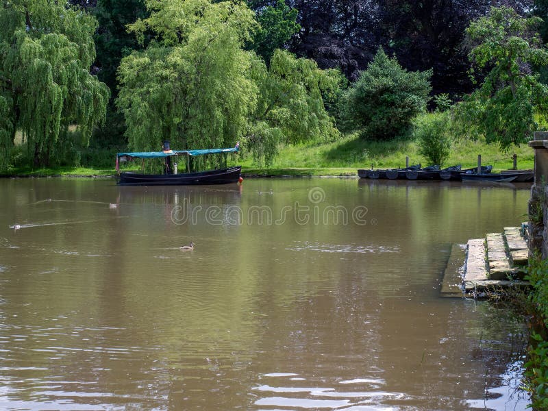 HEVER KENT/UK - JUNI 28: Fartyg på sjön på den Hever slotten in royaltyfri foto HEVER KENT/UK - JUNI 28: Fartyg på sjön på den Hever slotten in royaltyfri foto