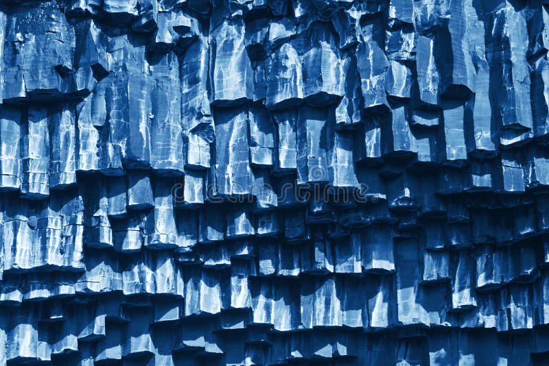 Hexagonala kolumner rockar blå toner royaltyfria bilder Hexagonala kolumner rockar blå toner royaltyfria bilder