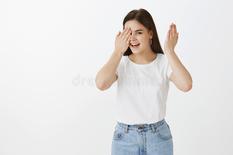 Hey, πόσο καιρό εάν περίμενα Πορτρέτο της εύθυμης ελκυστικής καυκάσιας γυναίκας στη μοντέρνη αστική εξάρτηση, που καλύπτει ένα μά στοκ φωτογραφία με δικαίωμα ελεύθερης χρήσης Hey, πόσο καιρό εάν περίμενα Πορτρέτο της εύθυμης ελκυστικής καυκάσιας γυναίκας στη μοντέρνη αστική εξάρτηση, που καλύπτει ένα μά στοκ φωτογραφία με δικαίωμα ελεύθερης χρήσης