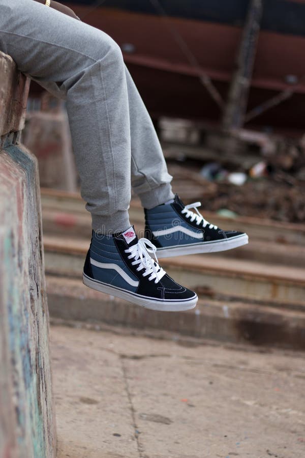 vans era navy blue on feet