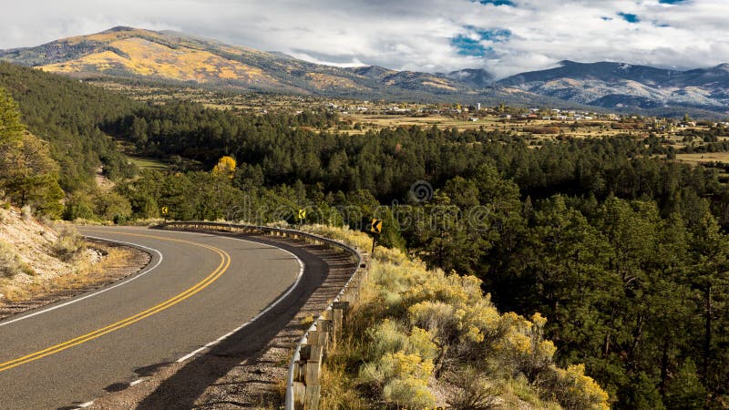 Hi дорога к Taos, Неш-Мексико - национальному сценарному Byway, Truchas, Ne стоковые изображения Hi дорога к Taos, Неш-Мексико - национальному сценарному Byway, Truchas, Ne стоковые изображения