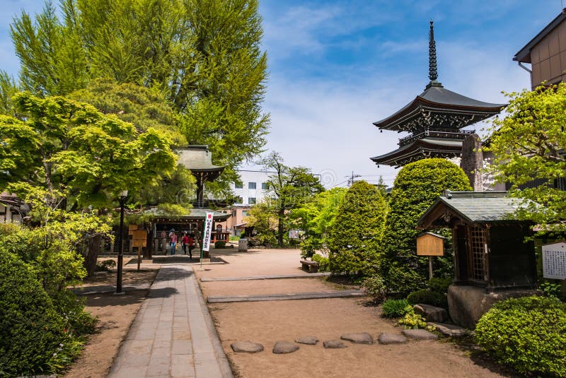 在寺庙前面的日本狮子雕塑在寺庙hida Ko 编辑类库存图片 图片包括有