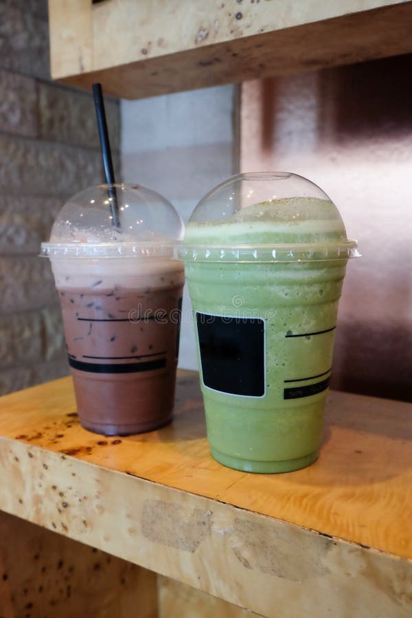 Hiele el té verde del matcha del frappe y el chocolate del hielo foto de archivo libre de regalías Hiele el té verde del matcha del frappe y el chocolate del hielo foto de archivo libre de regalías