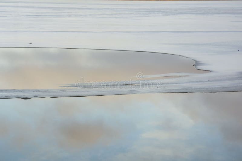 Hiele en el lago, visión desde la pista del esquí, Gorodok fotografía de archivo Hiele en el lago, visión desde la pista del esquí, Gorodok fotografía de archivo