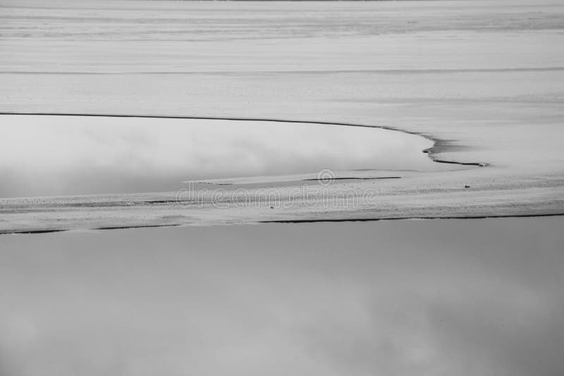 Hiele en el lago, visión desde la pista del esquí, Gorodok fotografía de archivo Hiele en el lago, visión desde la pista del esquí, Gorodok fotografía de archivo