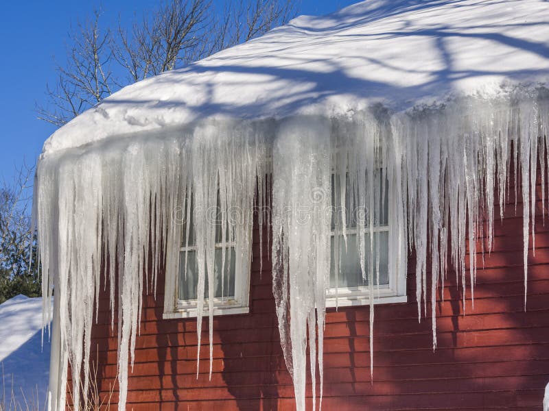 Hiele las presas y la nieve en el tejado y los canales imágenes de archivo libres de regalías Hiele las presas y la nieve en el tejado y los canales imágenes de archivo libres de regalías