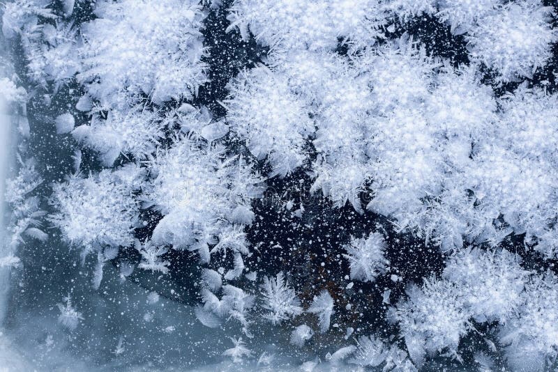 Hielo de ventana y fondo del modelo de los copos de nieve imagenes de archivo Hielo de ventana y fondo del modelo de los copos de nieve imagenes de archivo