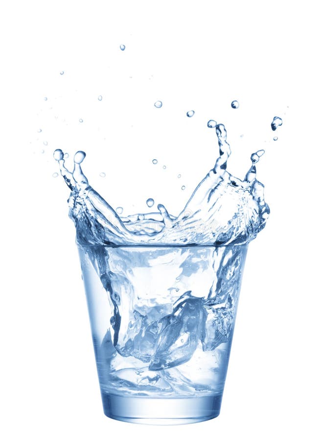 Hielo que salpica en la taza de agua fotografía de archivo libre de regalías Hielo que salpica en la taza de agua fotografía de archivo libre de regalías