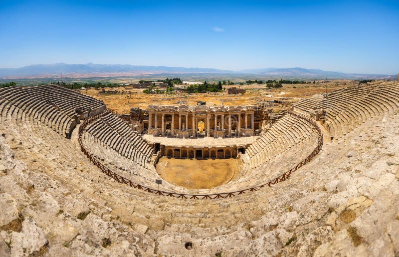 Hierapolis pammukale türkiye.  antik amfitiyatro.  Gündüz panoramik manzara.  UNESCO Dünya Mirası Alanı.  tarihi alan.  stok görüntü