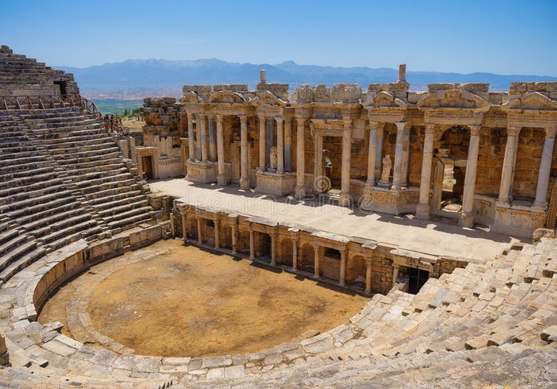 Hierapolis pammukale türkiye.  antik amfitiyatro.  Gündüz panoramik manzara.  UNESCO Dünya Mirası Alanı.  tarihi alan.  telifsiz stok fotoğraflar
