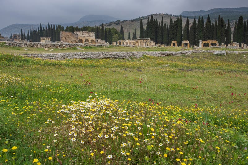 Pamukkale Türkiye'de Hierapolis dağların arka planında Stok Imaj