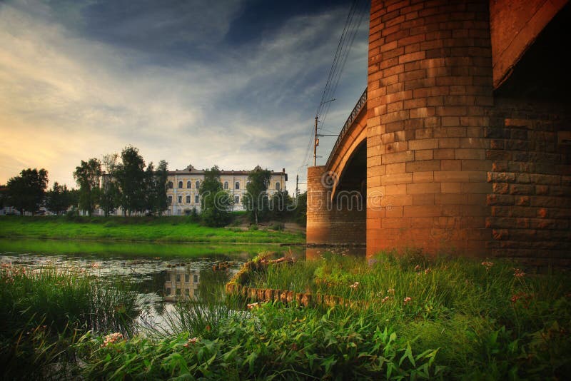 Hierba verde del puente del palmo cerca del río del agua fotografía de archivo Hierba verde del puente del palmo cerca del río del agua fotografía de archivo