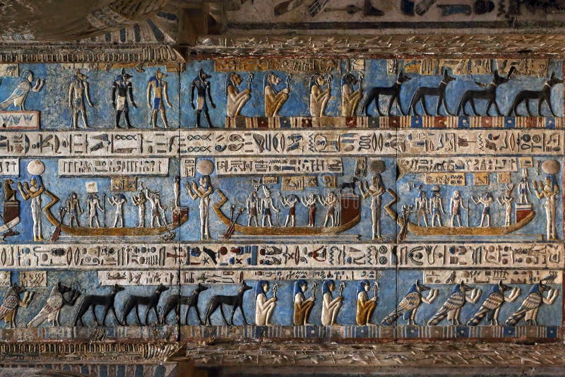 Hieroglificzni cyzelowania w antycznej egipskiej świątyni