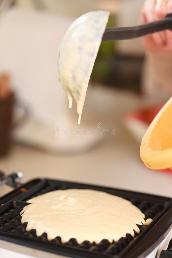 Hierro de galleta que prepara las galletas en cocina imagen de archivo libre de regalías Hierro de galleta que prepara las galletas en cocina imagen de archivo libre de regalías