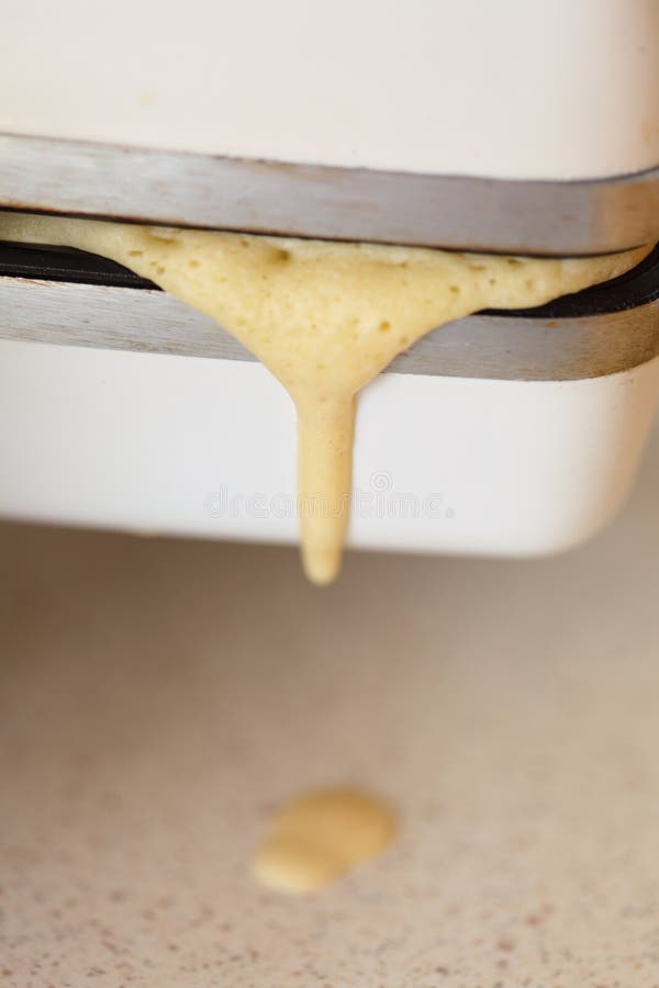 Hierro de galleta que prepara las galletas en cocina imágenes de archivo libres de regalías Hierro de galleta que prepara las galletas en cocina imágenes de archivo libres de regalías